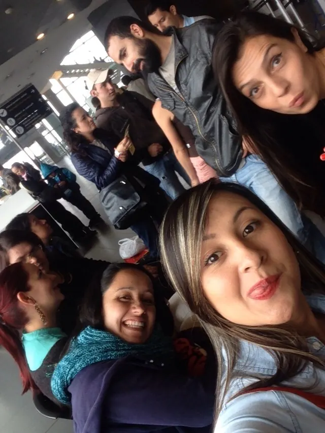 Parte del equipo durante la espera del viaje