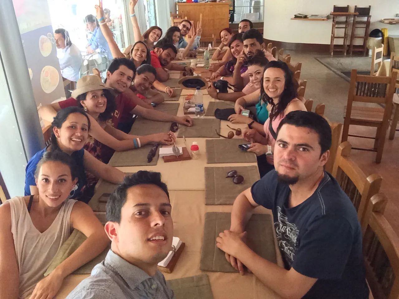Equipo reunido alrededor de una mesa