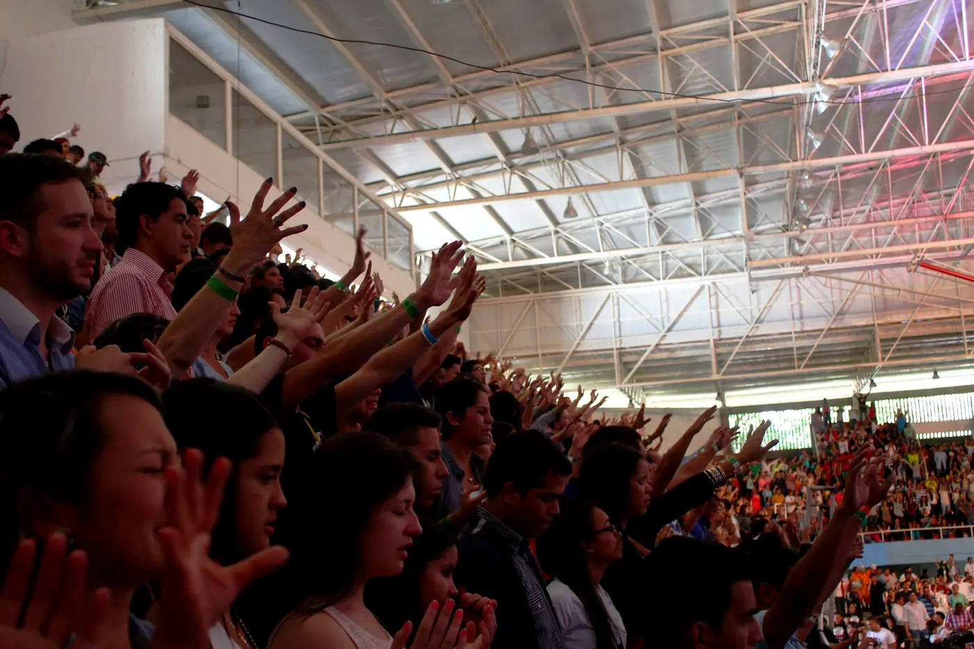 Jóvenes participando desde las graderías