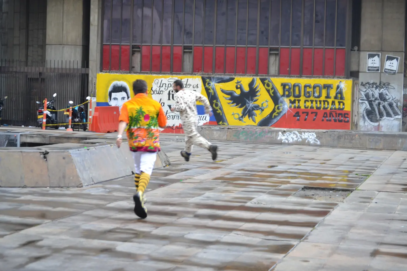 Persona caracterizada llegando al espacio de la jornada