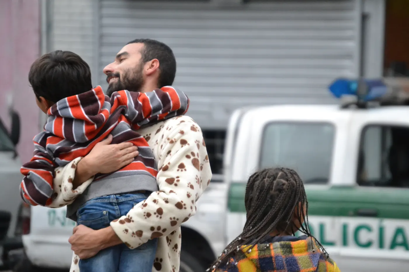 Adulto cargando a un niño durante el juego
