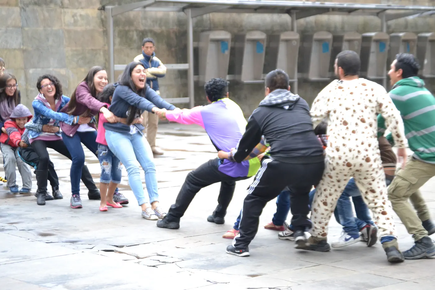Grupo participando en un juego colectivo