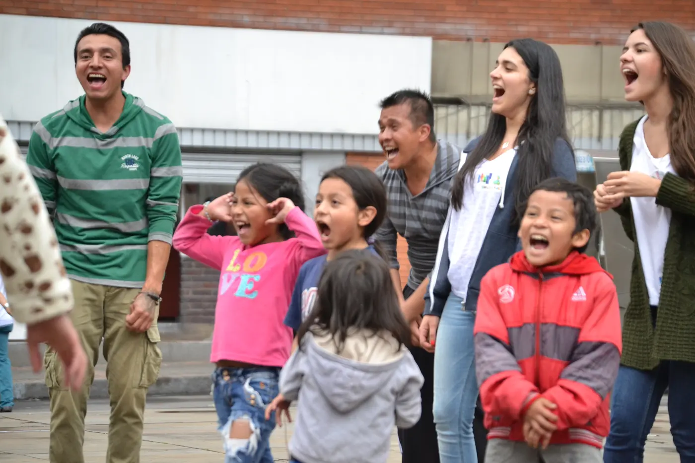 Niños riendo durante la actividad
