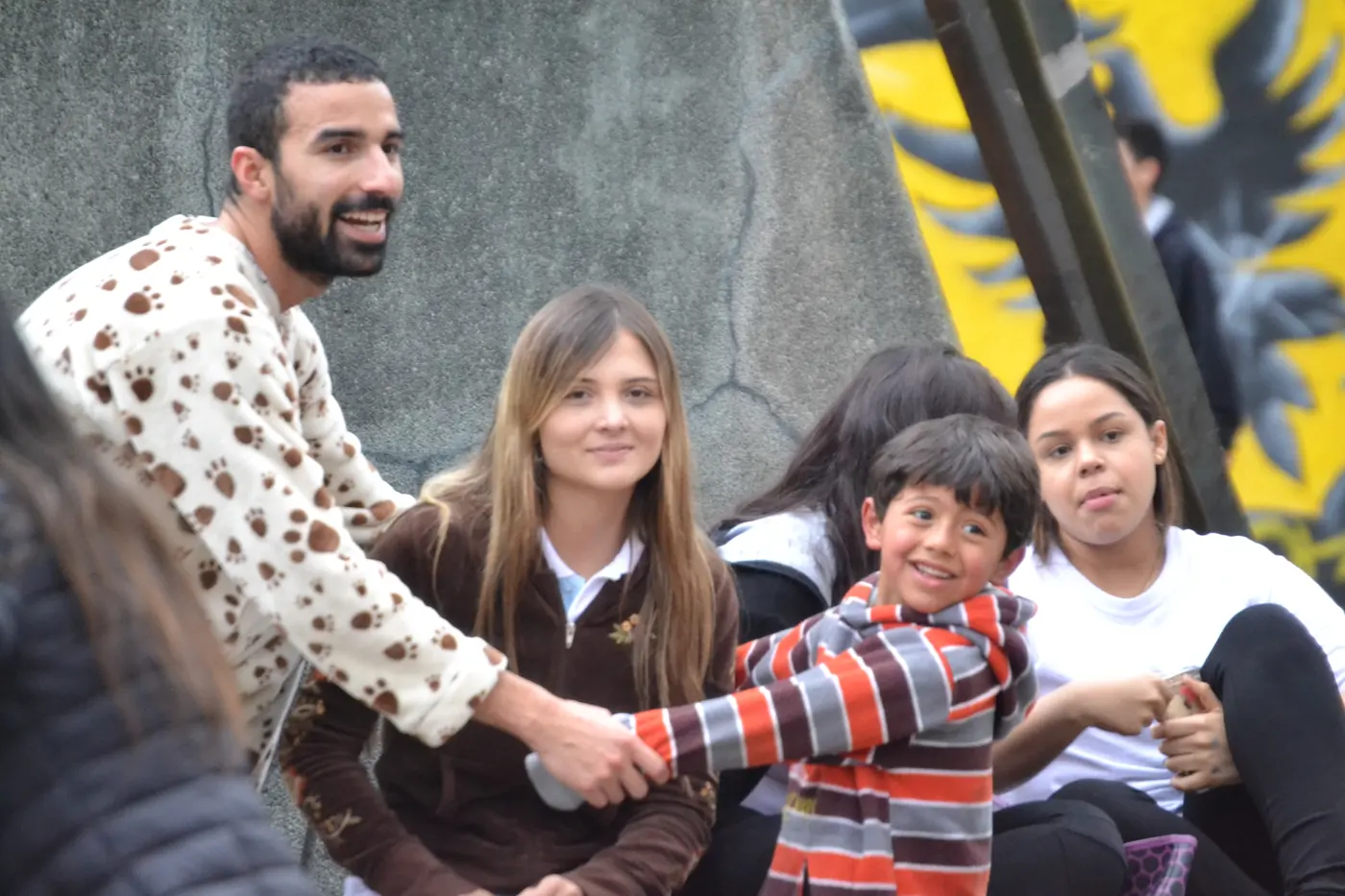 Adultos y niños participando juntos en la rueda