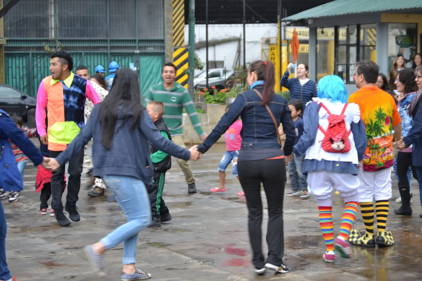 Adultos y niños formando una rueda