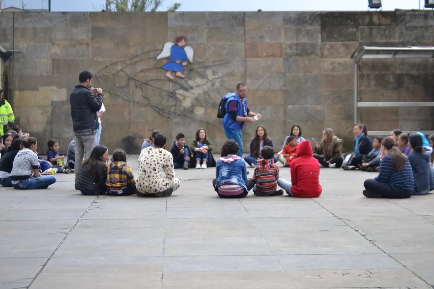Grupo sentado en círculo durante la jornada
