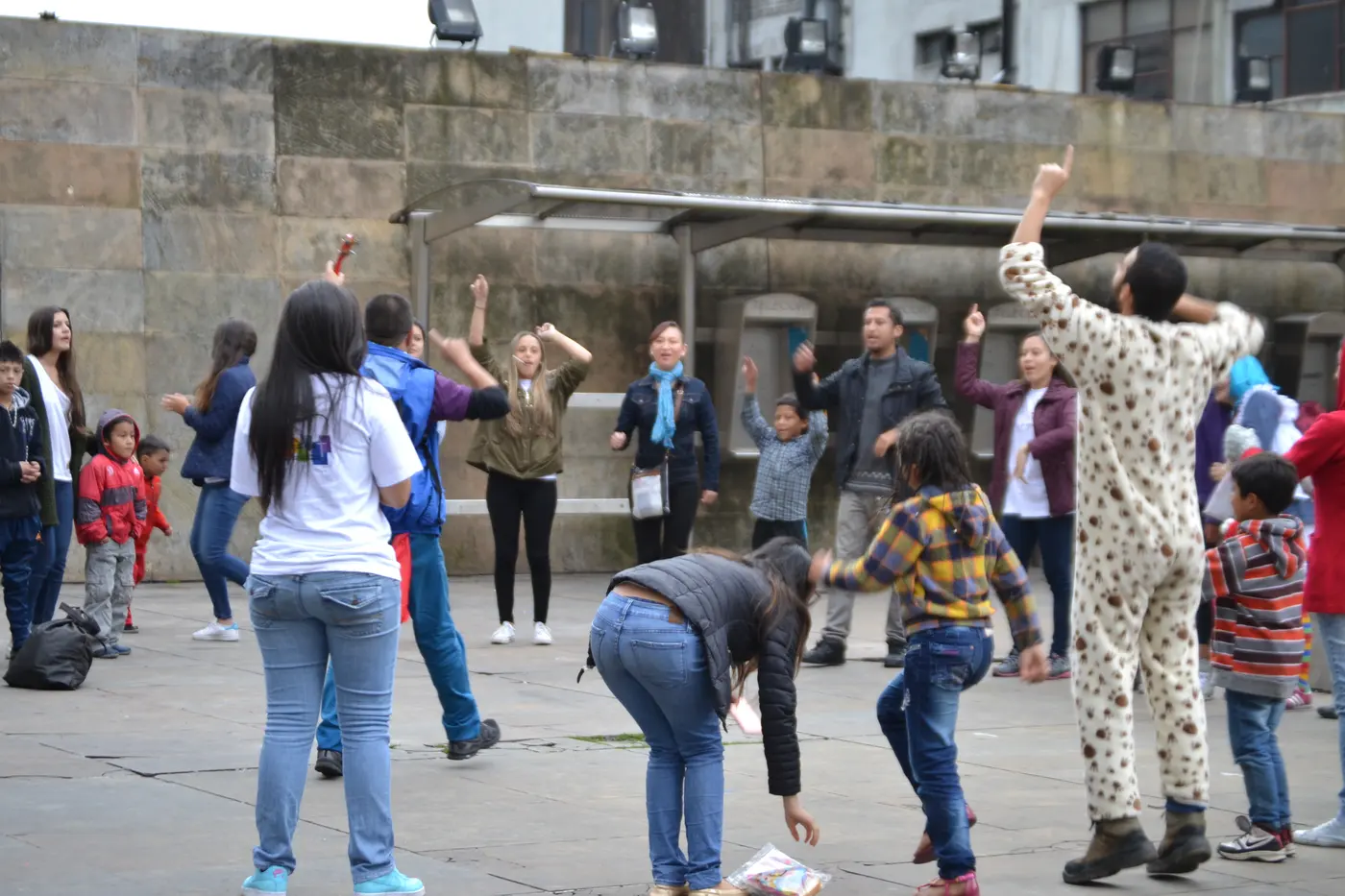 Adultos y niños cerrando la actividad juntos