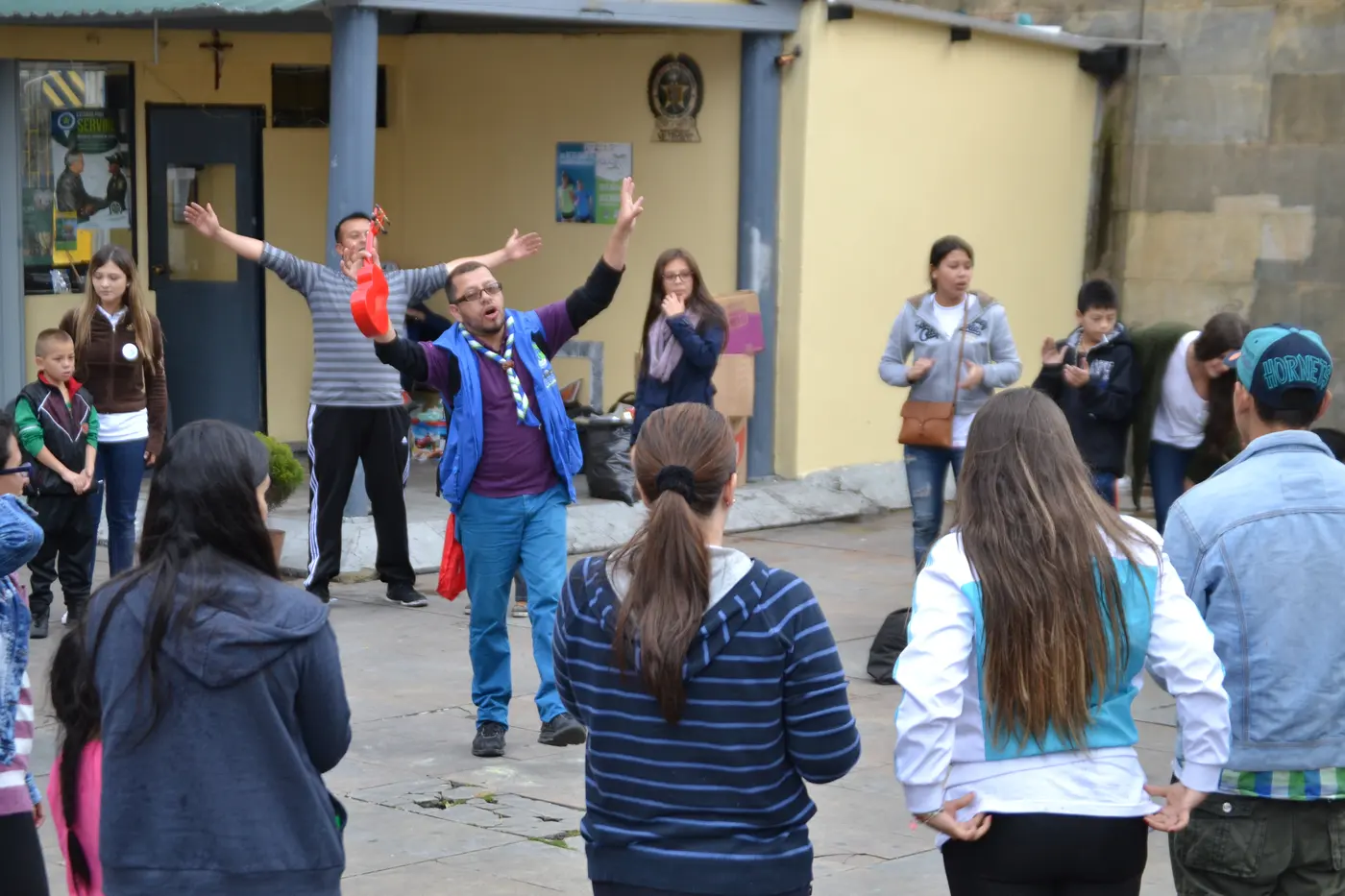 Grupo participando en el cierre de la jornada
