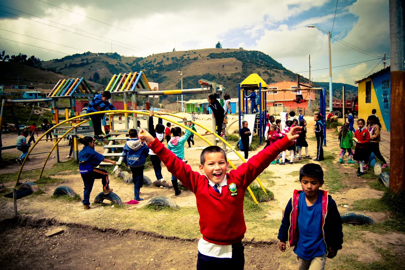 Niños en Quiba con el territorio montañoso de Ciudad Bolívar al fondo