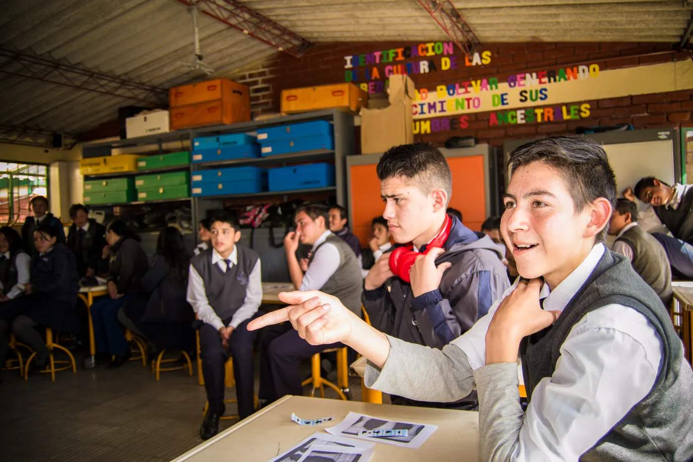 Jóvenes comparten una actividad de grupo en Quiba