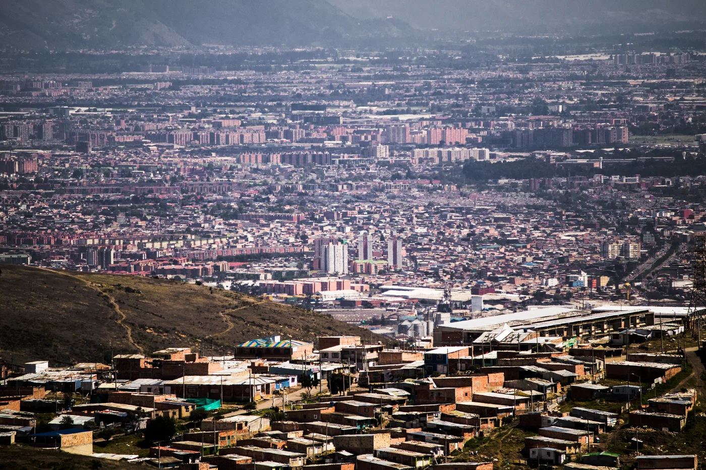 Vista amplia del borde urbano de Ciudad Bolívar desde Quiba