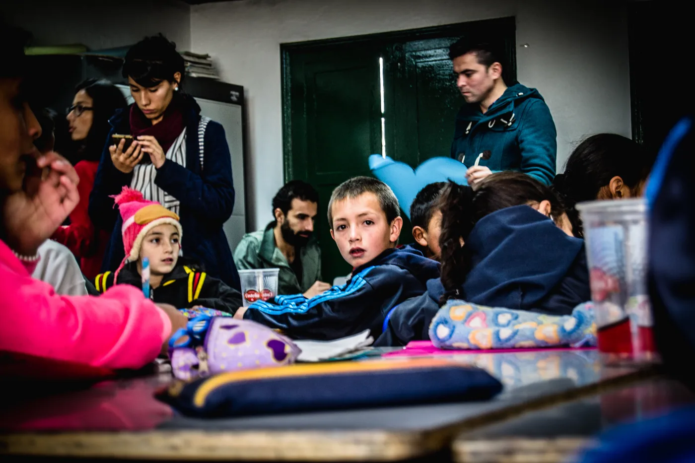 Niños participan en una actividad de aula en Quiba