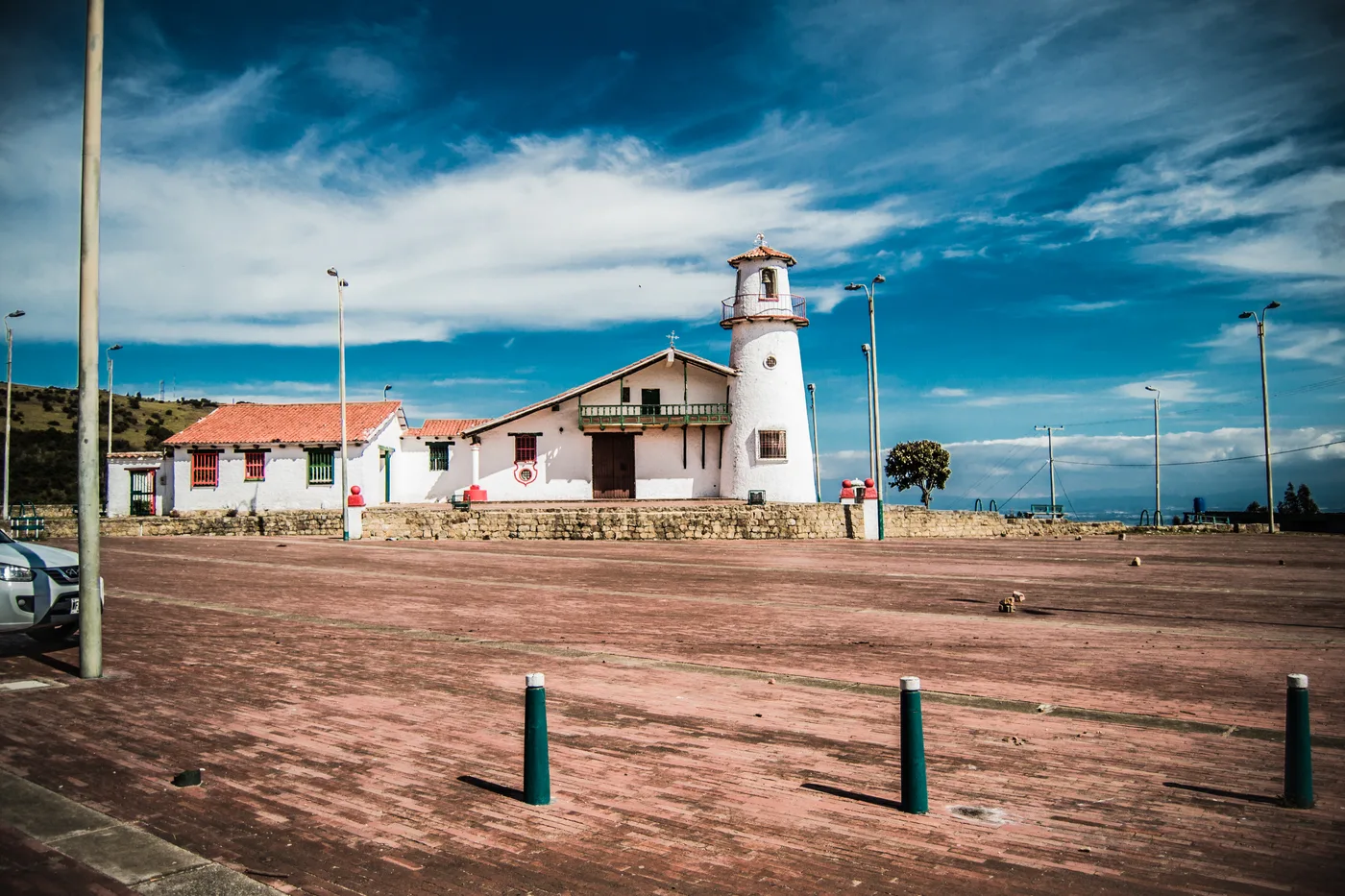 Colegio y construcciones dentro del paisaje de Quiba