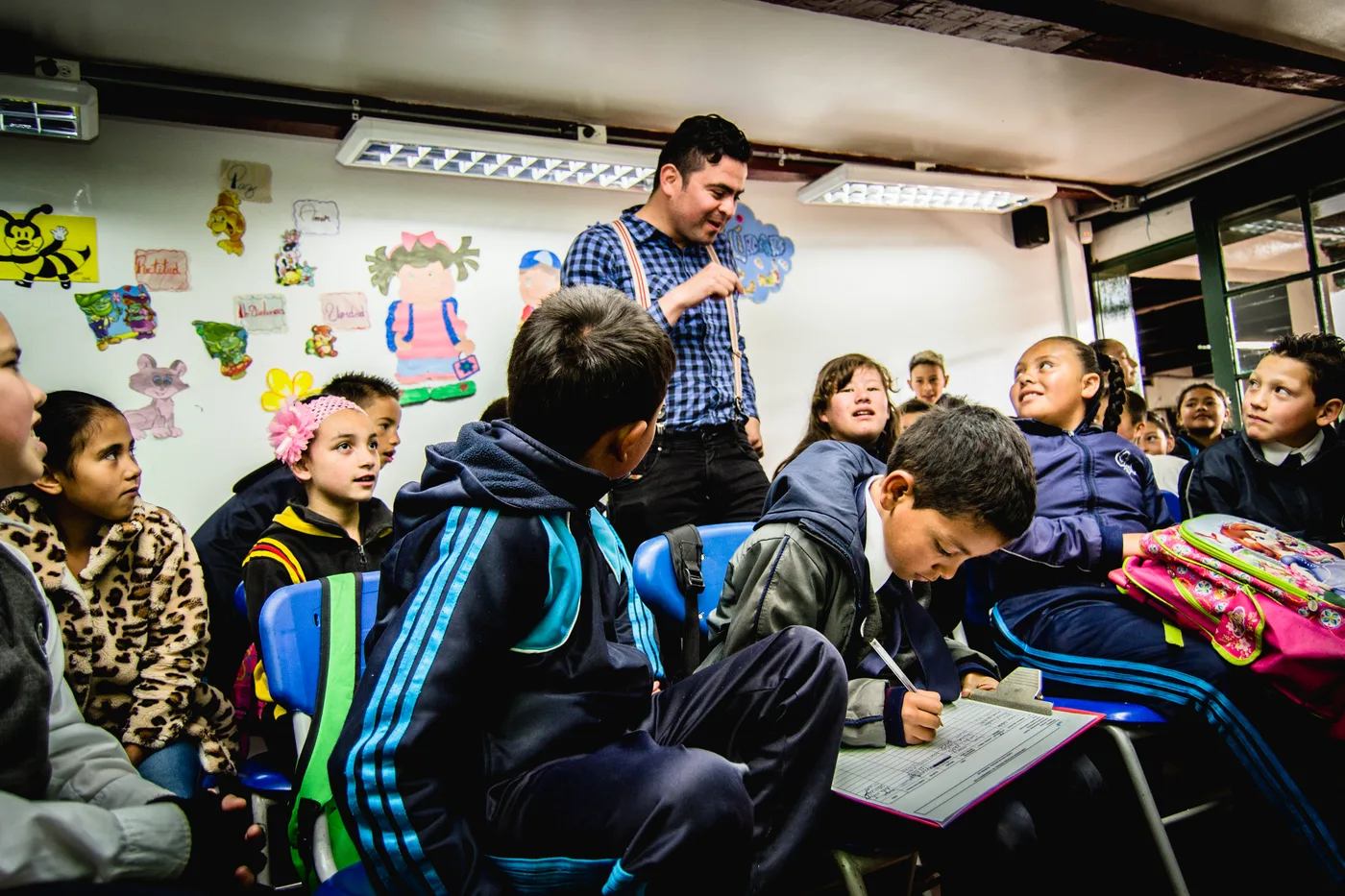 Niños atentos durante una conversación en el colegio