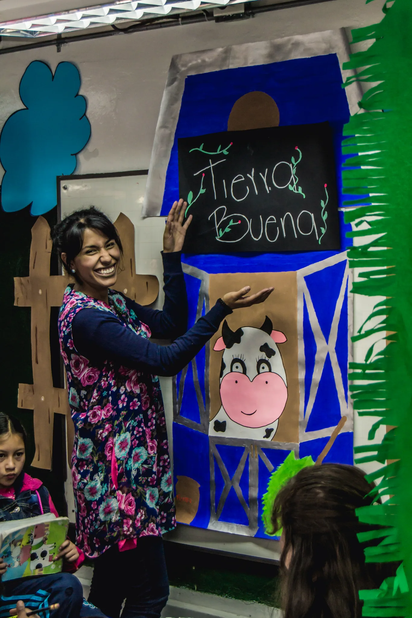 Escena de teatro ambiental sobre la tierra durante la jornada en Quiba