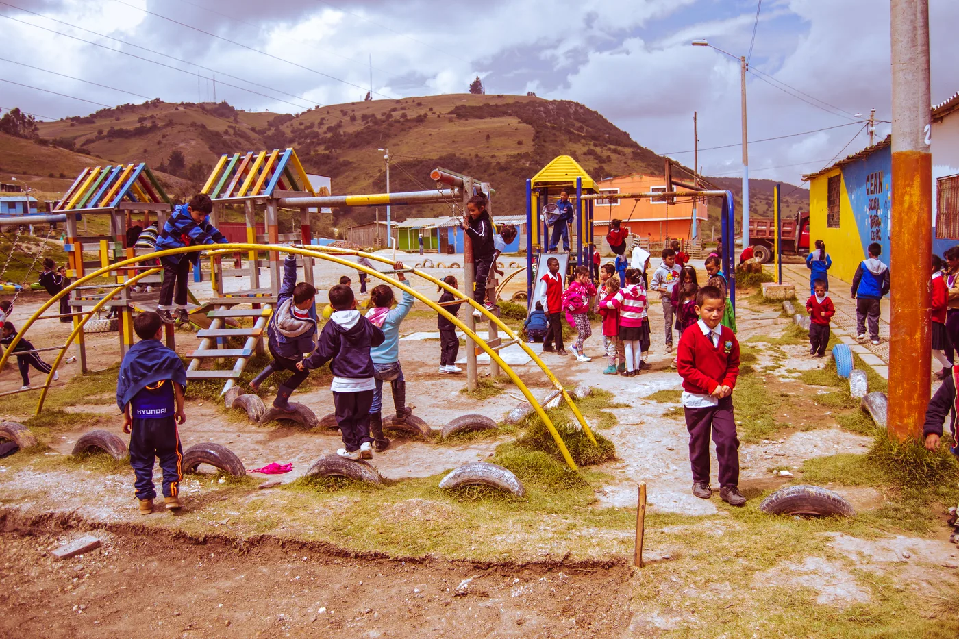Niños participan al aire libre en el territorio de Quiba
