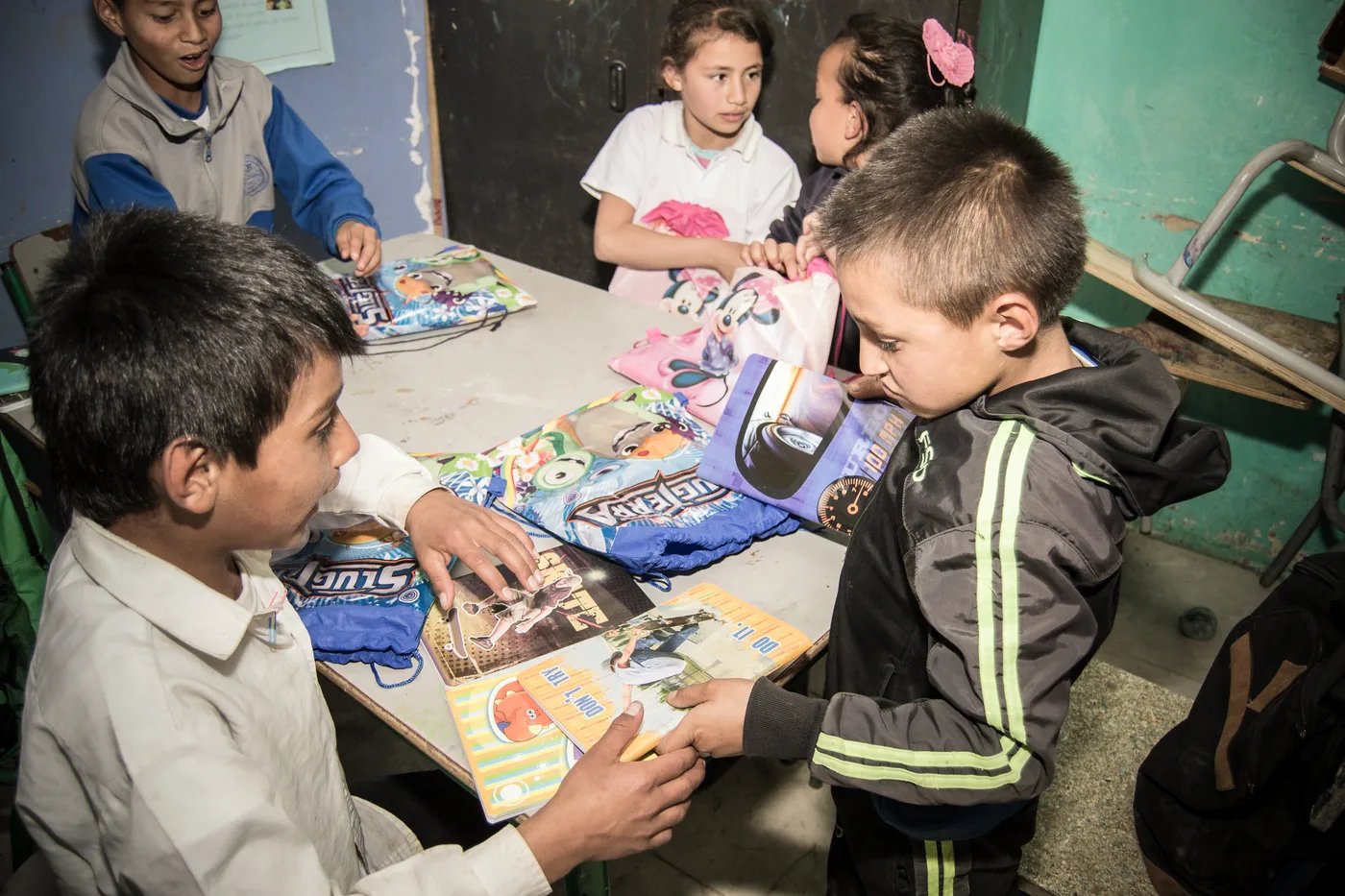 Entrega de materiales escolares a estudiantes en Quiba