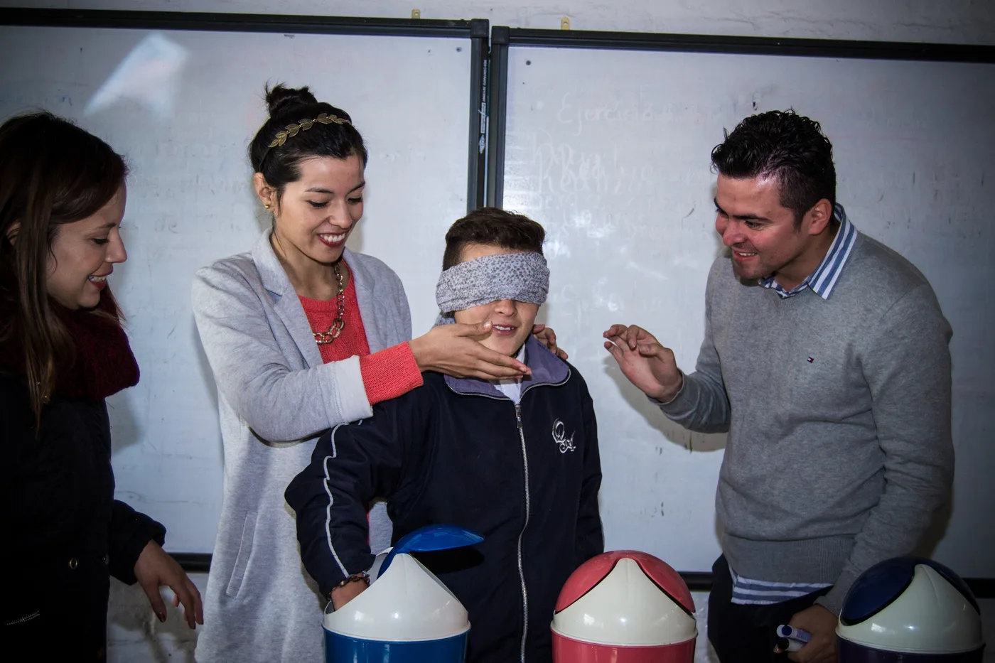 Jóvenes realizan un ejercicio de confianza con los ojos cubiertos