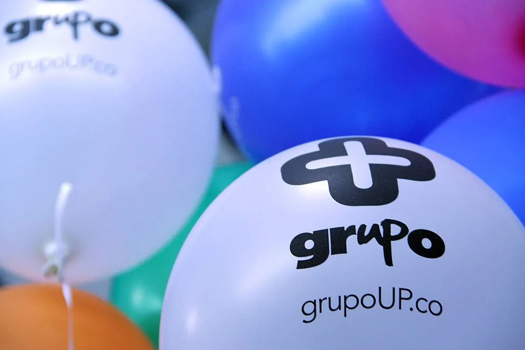 Globos de grupo UP durante Soluciones Juveniles