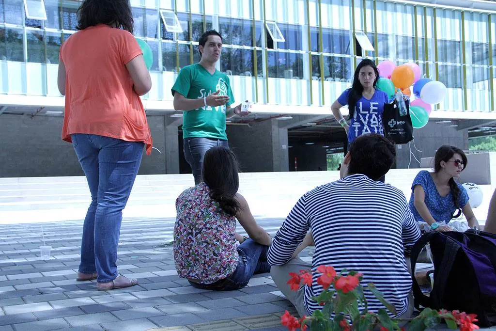 Personas conversando durante Soluciones Juveniles