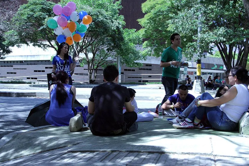 Grupo reunido al aire libre durante Soluciones Juveniles