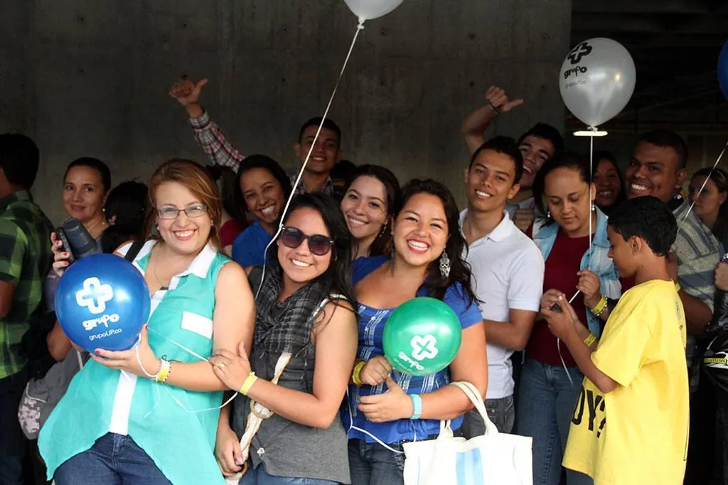 Grupo de personas con globos de grupo UP
