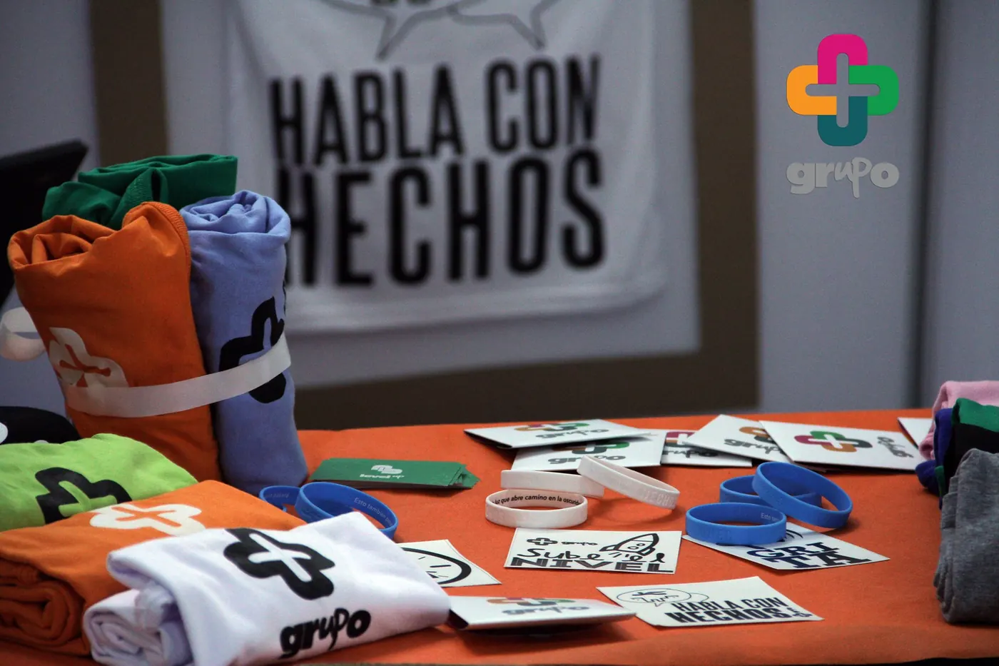 Mesa de grupo UP con la frase Habla con Hechos