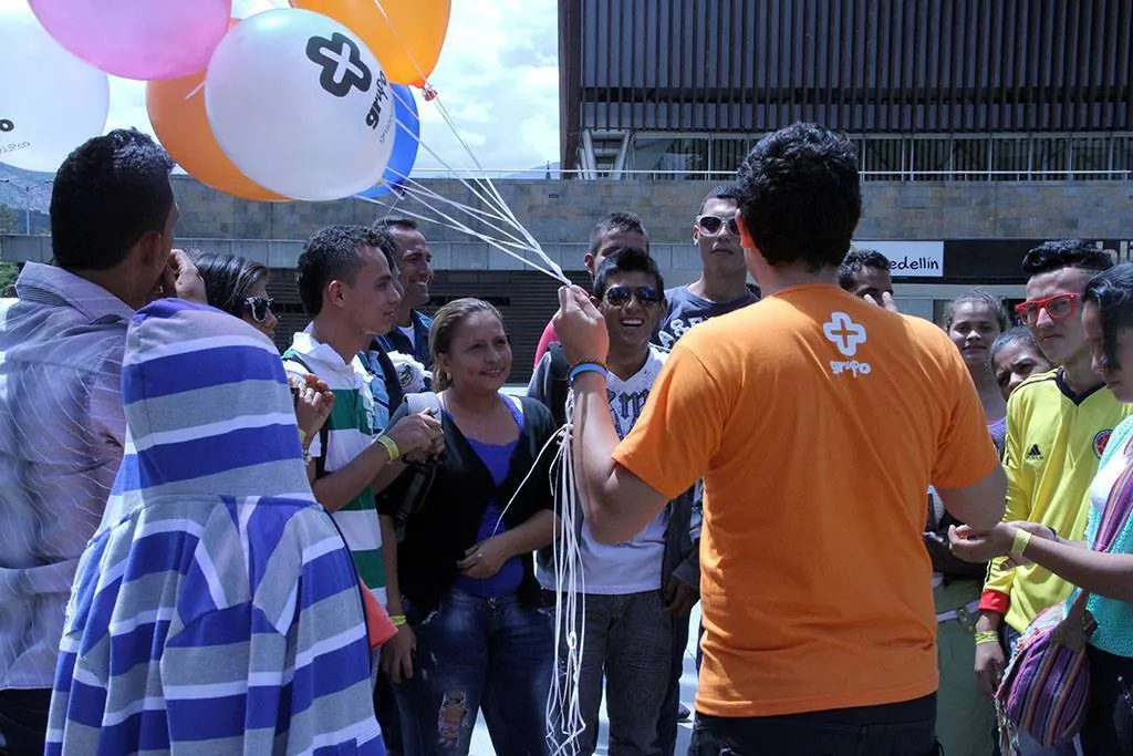 Integrante de grupo UP conversando durante Soluciones Juveniles