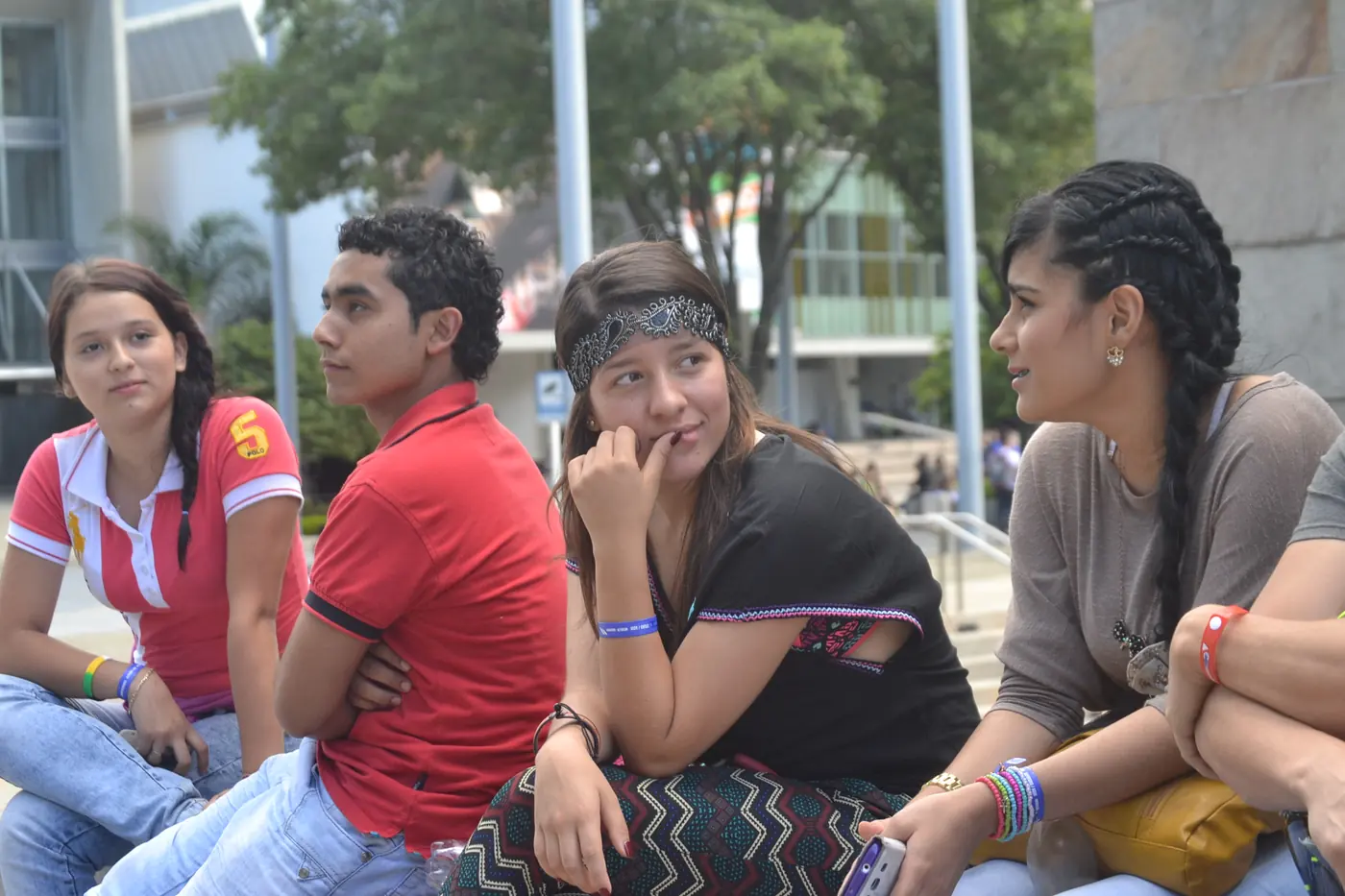 Grupo sentado conversando durante Soluciones Juveniles 2014