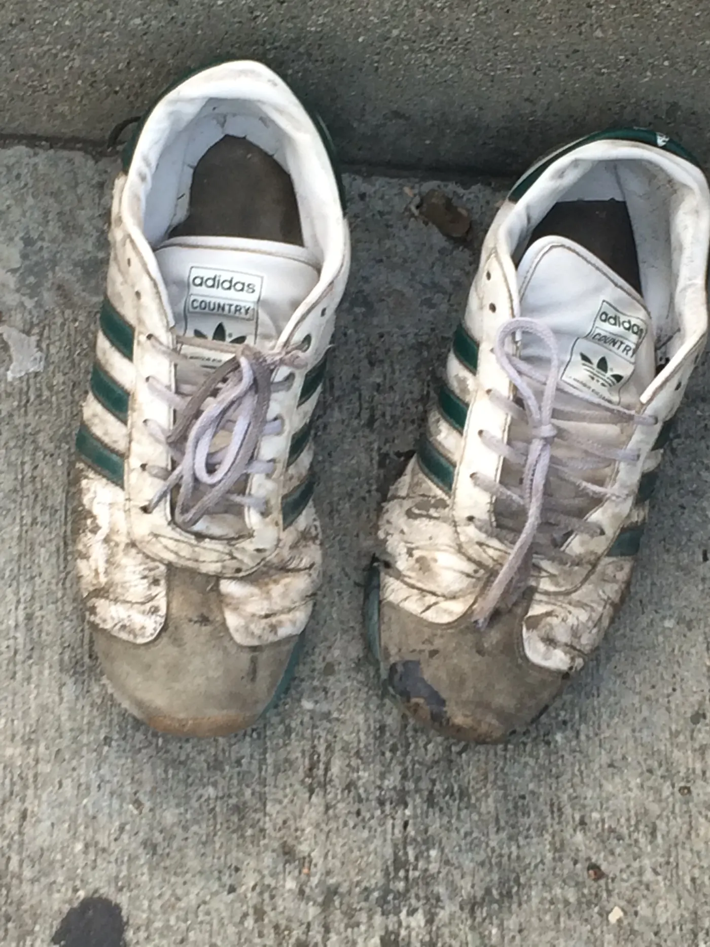 Detalle de unos zapatos durante la secuencia de calle de Soluciones Juveniles 2014