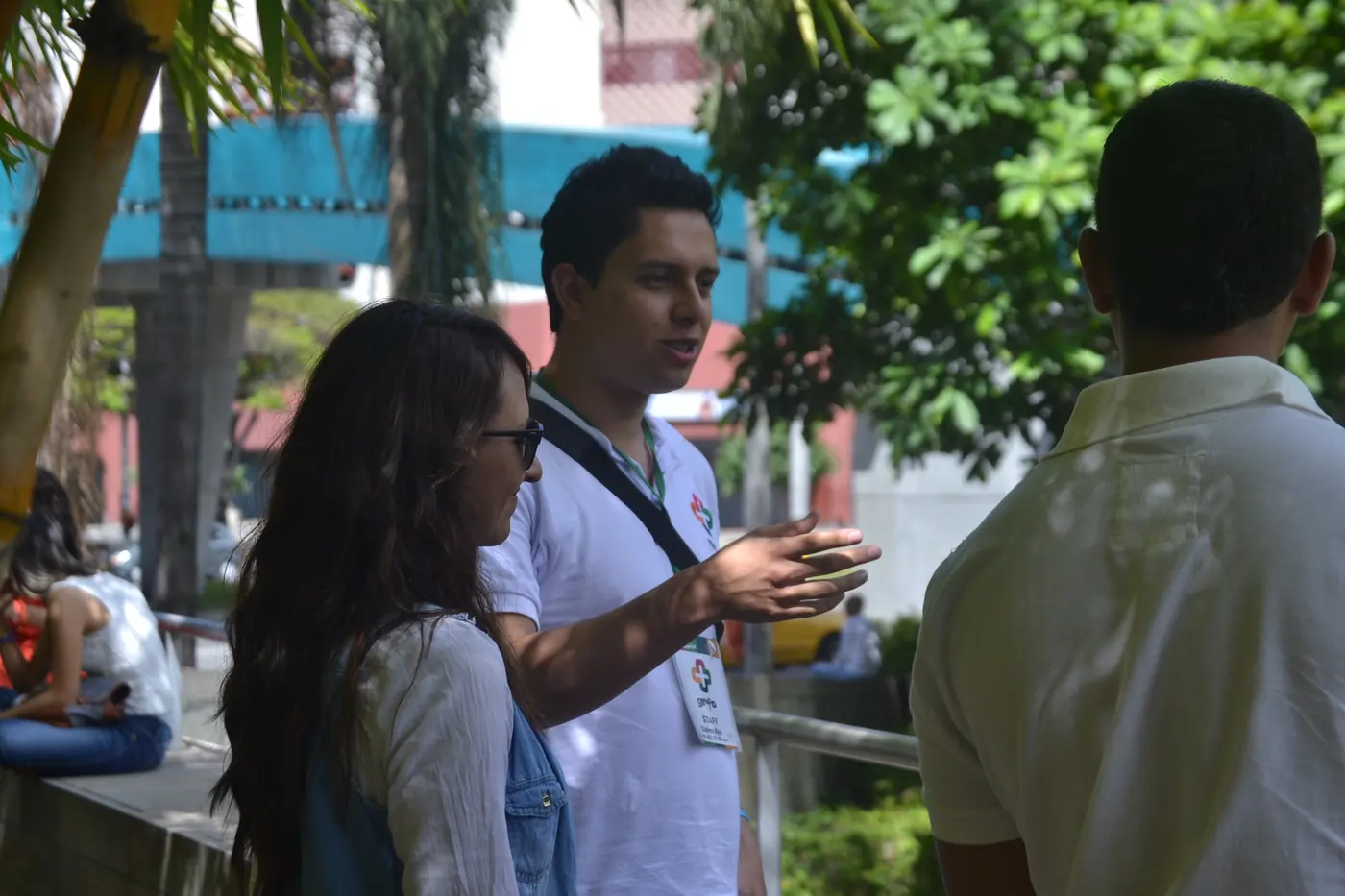 Personas conversando durante Soluciones Juveniles 2014