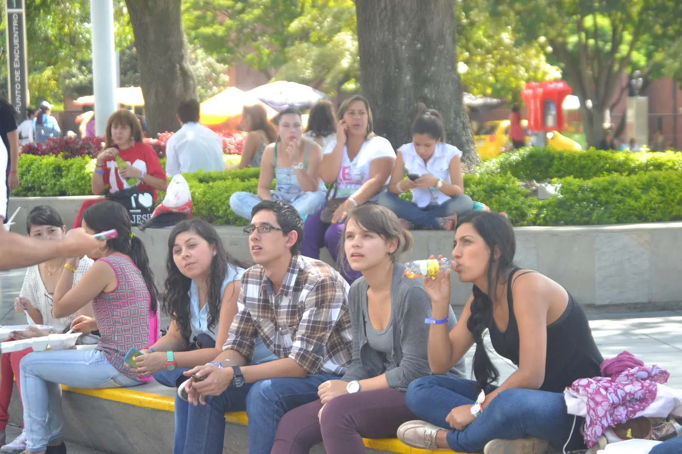 Audiencia reunida al aire libre durante Soluciones Juveniles 2014