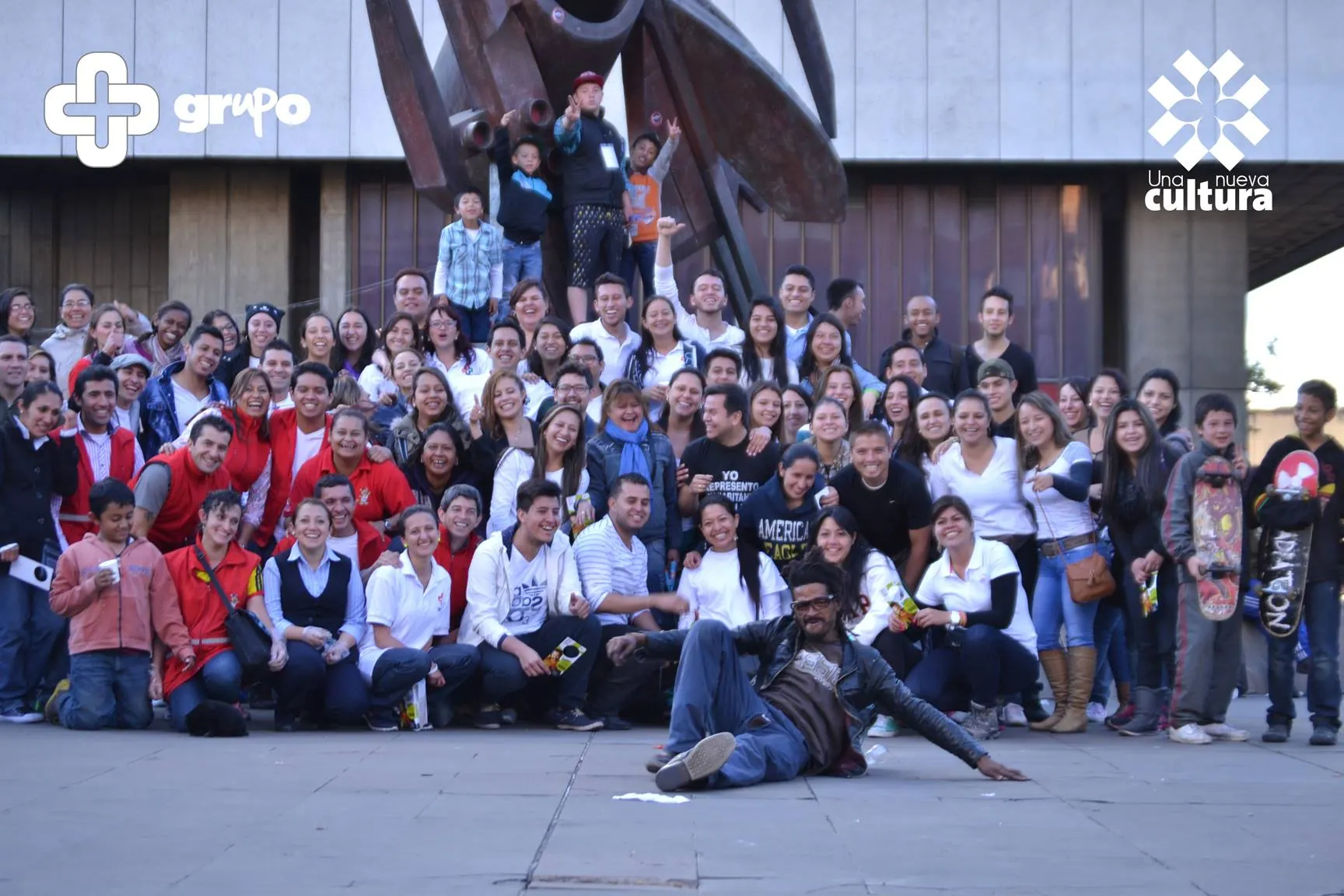 Personas reunidas durante Street Store 2014 en Bogotá