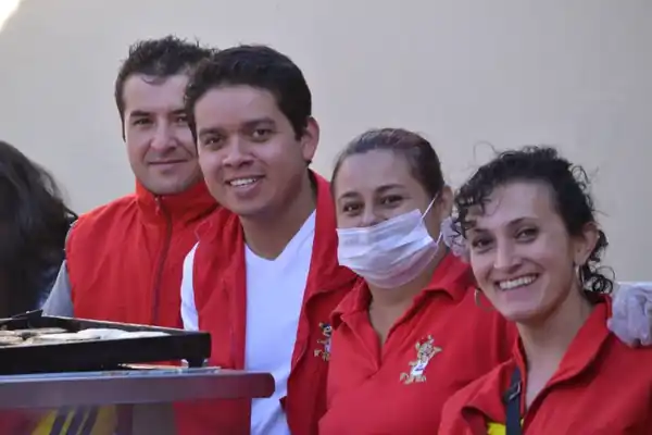 Equipo de Una Nueva Cultura compartiendo y sirviendo juntos