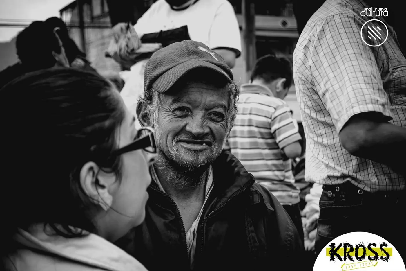 Personas conversan durante Kross en Las Cruces